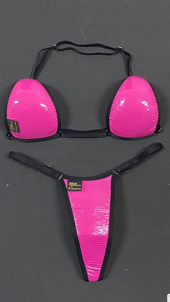 Bikíni fita brasileiro de tecido rosa vinil