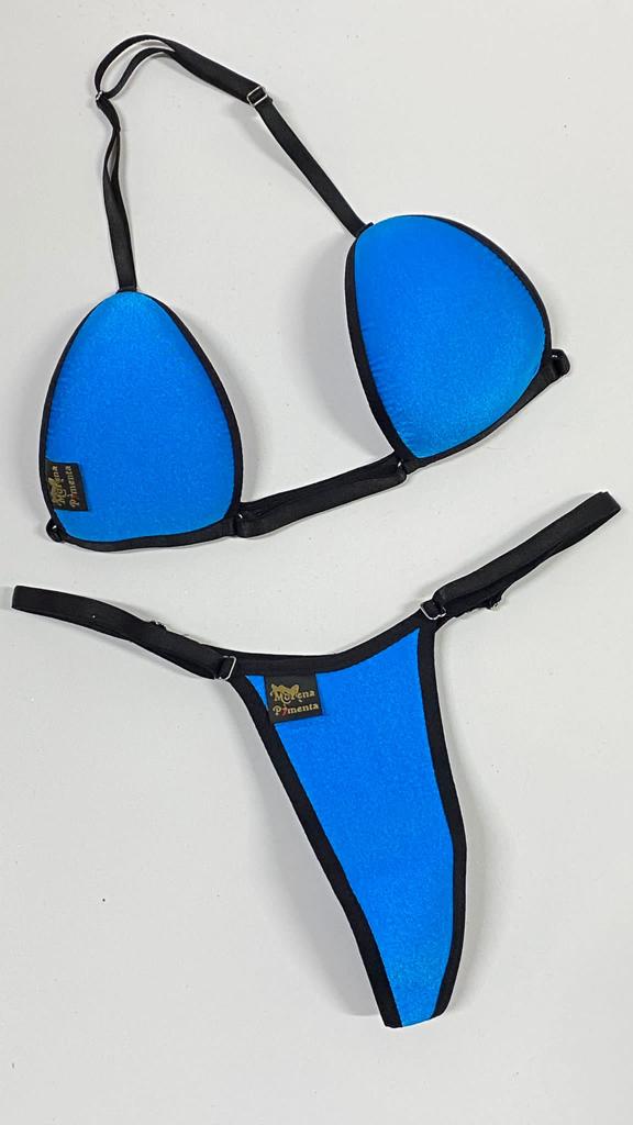 Bikíni fita brasileiro de tecido azul claro